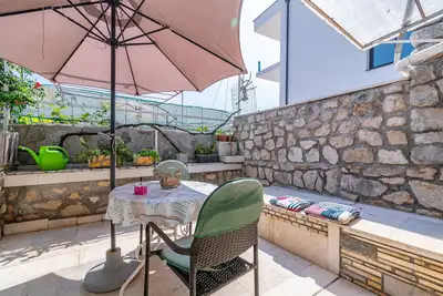 Image de Garçonnière avec la terrasse et la vue sur le mer Novi Vinodolski (As-2419-b)