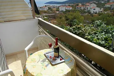 Image de Garçonnière avec le balcon et la vue sur le mer Slatine, Ciovo (As-12811-a)