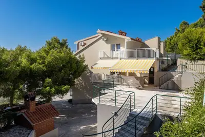 Appartement de deux chambres avec le balcon et la vue sur le mer Duce, Omis (A-946-b)
