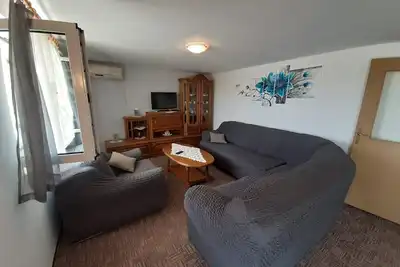 Image de Appartement de deux chambres avec le balcon et la vue sur le mer Vinisce, Trogir (A-6117-a)