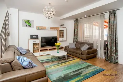 Maison de vacances pour max. 10 personnes avec bain à remous extérieur chauffé et grill, Vodice