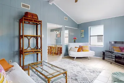 Image de Super Cute Bungalow, calme, proche de tout 1 Br-1 Bath - Sleeps 6 Pool