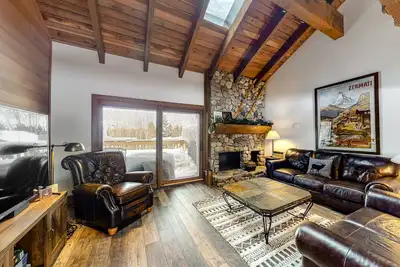 Image de Ski alpin condo de ski avec emplacement de choix, piscine partagée, bain à remous et tennis!