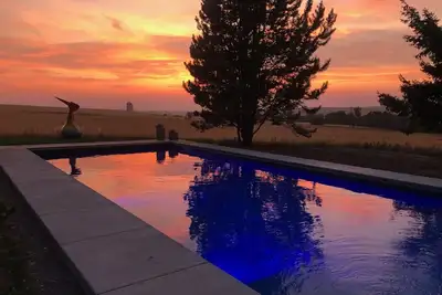 Image de Couchers de soleil au bord de la piscine et domaine privé, à proximité de la ville