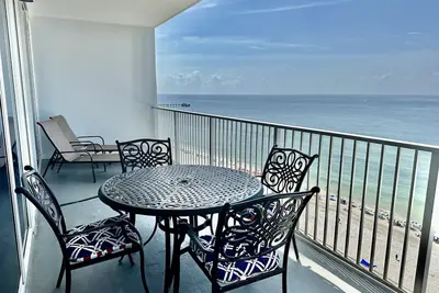 Image de Vues à couper le souffle sur l'océan depuis le balcon de ce condo phare au 16e étage!