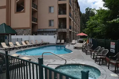 Image de 110 Bon Air Drive. Scenic Downtown Gatlinburg. Merveilleux Restaurants / Shopping.