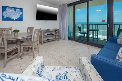 Image de L'un des seuls hôtels sur la plage de Gulf Shores! Cuisine COMPLÈTE!