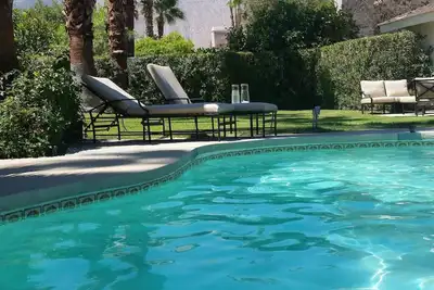 Image de Xanadu est notre oasis Ă Palm Springs. <br>Pas de frais de \"chauffage de piscine\"