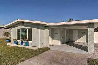 Image de Venice Home w \/ Fire Pit & Grill - 10 minutes de la plage!