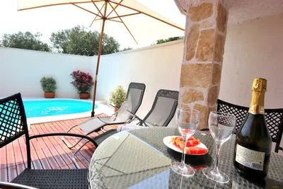 Image de Maison confortable pour 2, piscine privée, Rovinj 5 minutes, Pc wifi gratuit, vélos gratuits