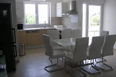 Image de Appartement de trois chambres avec la terrasse Preko, Ugljan (A-8232-f)