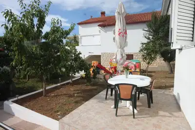 Appartement d'une chambre avec la terrasse Preko, Ugljan (A-8232-b)
