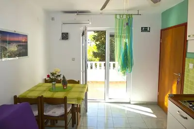Image de Appartement de deux chambres avec la terrasse et la vue sur le mer Ivan Dolac, Hvar (A-8782-a)