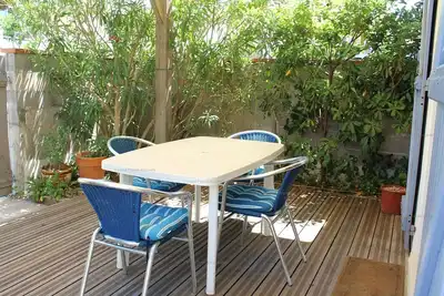 Image de Maison cosy avec terrasse, clim et parking, à 250m de la plage