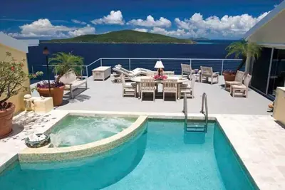 Image de Luxueuse villa en bord de mer située sur 1 acre privé avec vue spectaculaire sur l'océan