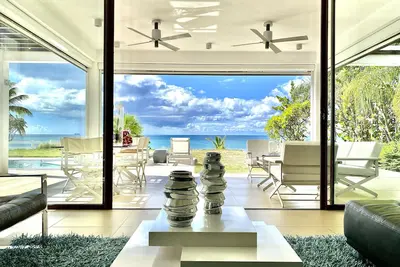 Image de Villa de luxe en bord de mer avec les meilleures critiques et l'option 3ème chambre. Tout privé!