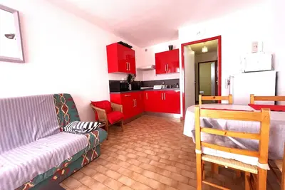 Image de Joli 2 pièces à 200m des plages avec terrasse et parking