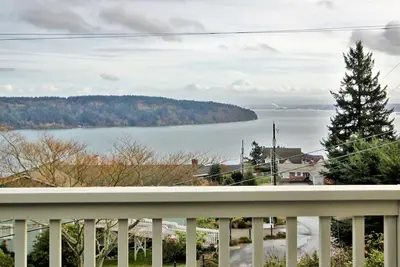Image de Puget Sound \/ Mt Rainier View House; 3br 2. 5ba w \/ plage privée et bateau de lancement \/ Dock