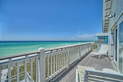 Image de Magnifiquement mis à jour Gulf Front Home! Plage privée! Jacuzzi! 3 lits king! Installation Gratuite de chaise / parapluie!