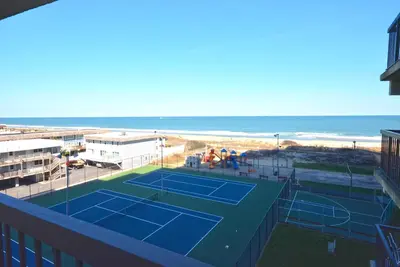 Image de Charmant condo de 2 chambres en bord de mer avec connexion Wi-Fi gratuite et une vue imprenable sur l'océan avec de superbes installations, y compris deux piscines et un magasin de crème glacée!
