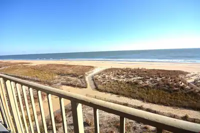 Image de Magnifique et confortable condo de 2 chambres en bord de mer avec WiFi gratuit et une vue imprenable sur l'océan situé au centre-ville et à quelques pas de la plage!