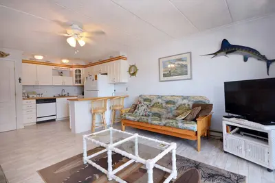 Image de Élégant condo 1 chambre lowkey avec WiFi et décor côtier situé dans le centre-ville, dans un quartier familial, à seulement quelques rues de la promenade et à quelques pas de la plage!