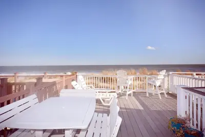 Image de Maison de ville lumineuse et colorée de 3 chambres en bord de mer avec WiFi, décoration amusante et deux ponts avec une vue imprenable sur l'océan situés au centre-ville et à quelques pas de la plage!