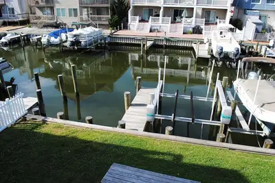 Image de Charmant et élégant condo de 3 chambres avec Wi-Fi gratuit et un quai pour bateaux situé dans le centre-ville paisible, directement sur l’eau de la baie et à huit rues de la plage!