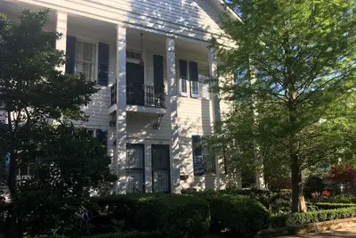 Image de Beauté historique 3br / 2ba Univ District Apt. Prenez le tramway jusqu'au quart français