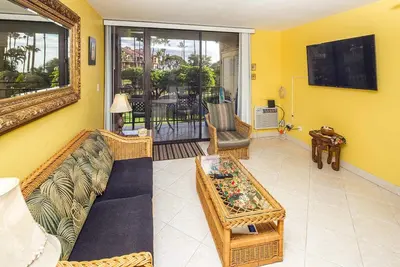 Image de Suite Living w/Island Touches! Updated Kitchen, Lanai, WiFi–Kamaole Sands 1206