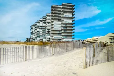 Image de Suave, confortable condo de 2 chambres en bord de mer avec Wi-Fi gratuit, une piscine extérieure et une salle de jeux située dans les quartiers chics!