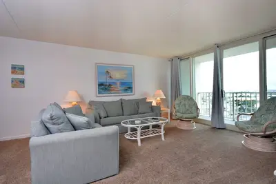 Image de Cozy condo de deux chambres à coucher, réglé avec des thèmes de plage apaisante dans un beau bâtiment familial, face à l'océan