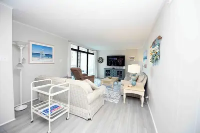 Image de Condo confortable en bord de mer avec 2 chambres, plein d'amusement avec WiFi, une piscine extérieure et une vue à couper le souffle sur le coucher de soleil situé dans le centre-ville, à quelques pas de la plage!