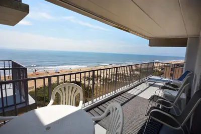 Image de Condo coloré et spacieux de 2 chambres en bord de mer avec WiFi, une piscine extérieure et une superbe vue sur l'océan situé au centre-ville et à quelques pas de la plage!