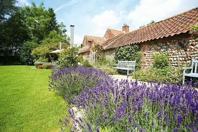 Image de Le Pear Tree Cottage est entouré d'une vue imprenable sur la campagne du nord du Norfolk.