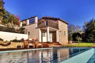 Image de Jolie maison de vacances entourée d'espaces verts