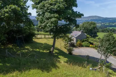 Image de Ty Ucha'r Ffordd offre une retraite romantique pour deux personnes seulement, situé dans un magnifique quartier de Conwy et entouré de paysages à couper le souffle. Ce gîte est disponible aujourd'hui pour des courts séjours à partir de 326 £!