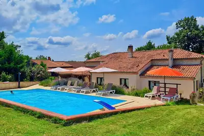 Image de Mas de caractère avec piscine 12\/6 pour 12 personnes 5 ch