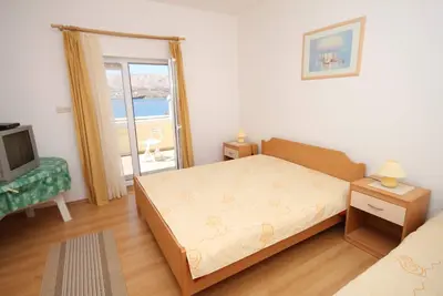 Image de Appartement de trois chambres avec la terrasse et la vue sur le mer Pag (A-6291-a)