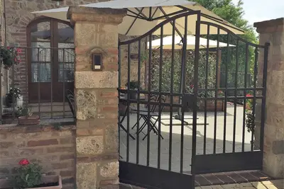 Résidence toscane typique dans un ancien village à la périphérie de Sienne