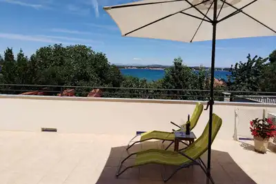 Image de Appartement de trois chambres avec la terrasse et la vue sur le mer Tkon, Pasman (A-8410-a)
