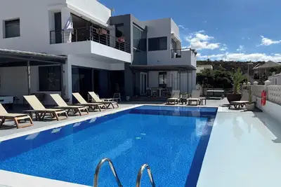 Image de Villa de luxe de 5 chambres avec piscine, jardin avec Bbq et vue sur l'océan