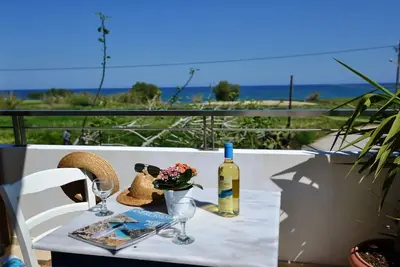Image de Une maison de plage de 3 chambres avec piscine, barbecue à 150 mètres de la plage!