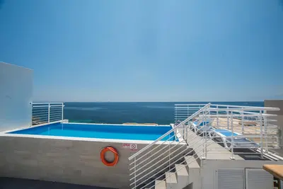 Image de Appartements avec vue directe sur la mer et piscine privée
