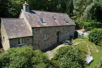 Image de Le chalet est niché dans les bois et surplombant un champ sur le domaine Bodnant près de Conwy.