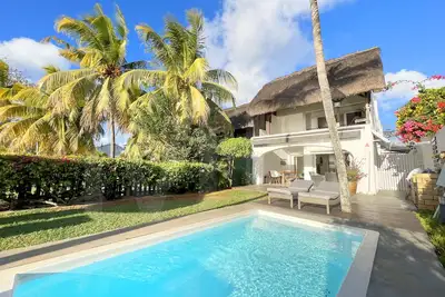Image de petite piscine privée sur la plage deTrou aux Biches wifi gratuit