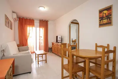 Image de Apartamento de dos dormitorios en un edificio con piscina a poca distancia de la playa!
