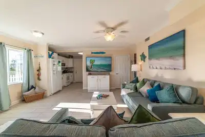 Image de Cottage de plage privé vintage des années 1950! Disponible pour les réservations de juin! Rénové 3 Bd / 1 Ba 8 personnes.