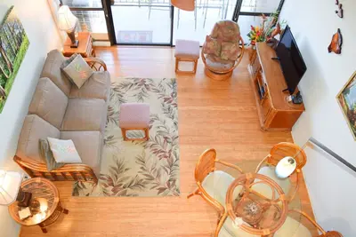 Image de Magnifique condo mis à jour dans la rue de la célèbre plage Charley Young