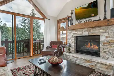 Image de Belle Townhouse Arrowhead avec bain à remous communautaire et superbe accès de ski